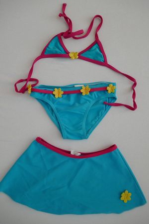 Schmuckes 3-teiliges Bikini mit Blume, Gr. 3 J.