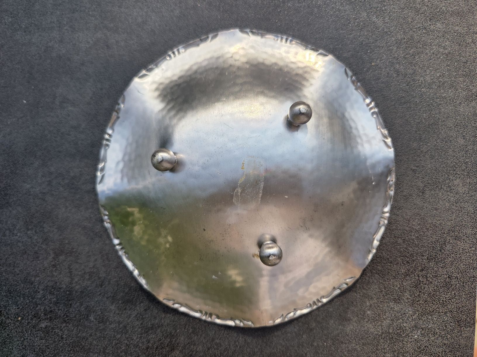 Schalen: Schale versilbert / Zinn mit Hammerschlag-Optik ca.1920-1940 – Gebraucht aus Winterthur von Speos-79 2