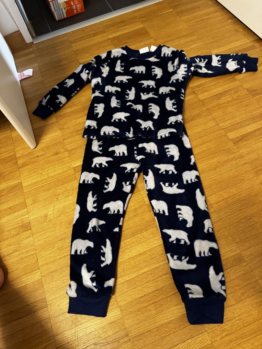 Pyjamas & Ähnliches: Pyjamas und Thermounterwäsche – Gebraucht aus Bätterkinden von car_c9dt 3