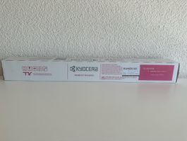 Kyocera TK-8345M Toner Kit Magenta neu