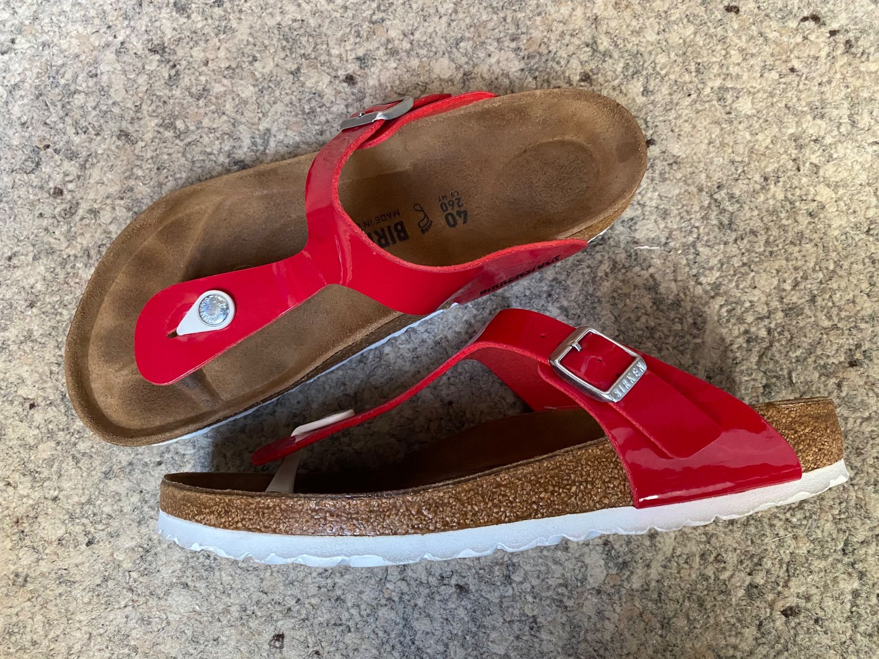 Birkenstock Scarpe da donna: Birkenstock Gizeh rot Lack Gr. 40 – Usato da Wattwil venduto da edel88 2