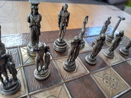 Schachspiel antike Figuren mit Brett Handarbeit