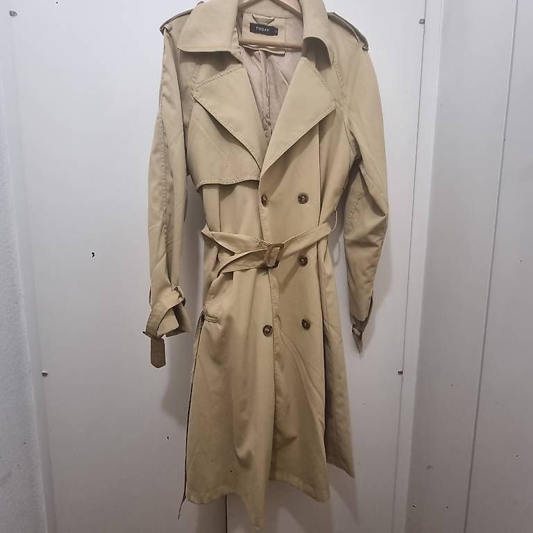 Mäntel: Beiger Trenchcoat mit Gürtel Gr. L – Gebraucht aus Bern von DiLara2000 2