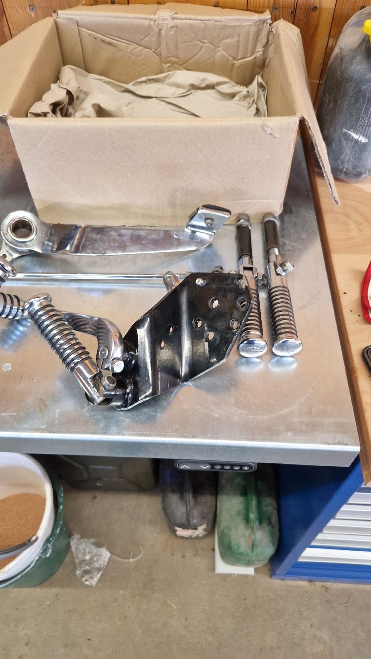 Harley-Davidson Tutti i ricambio per moto: Pedaliera avanzata Harley Davidson Springer – Usato da Orbe venduto da Carmelo85