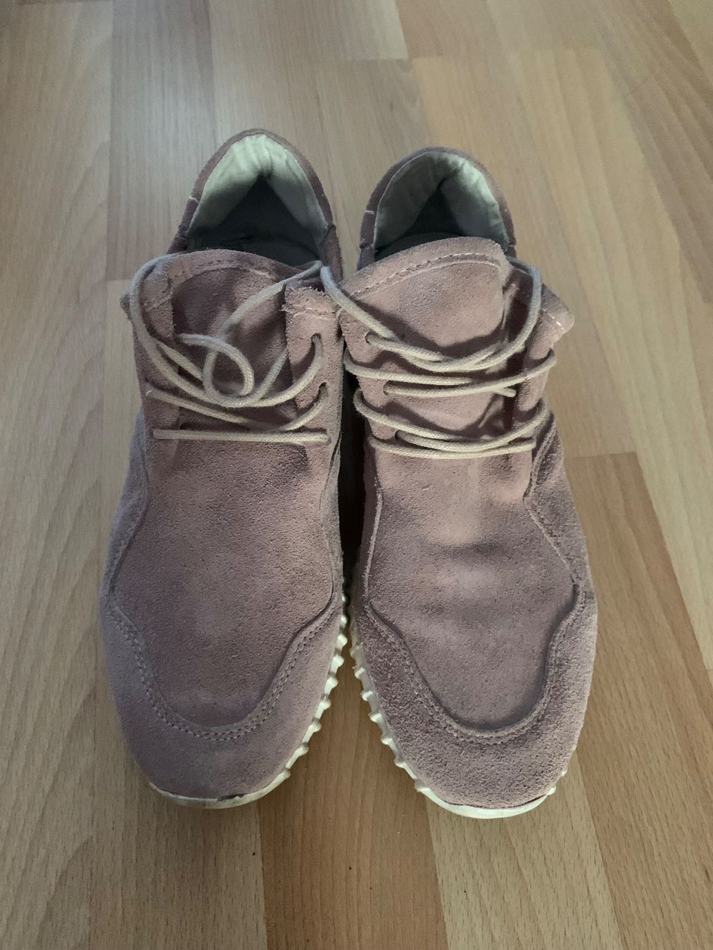 Damenschuhe: Wildleder Sneaker von Oxmox – Gebraucht aus Thalwil von Ulurusunset