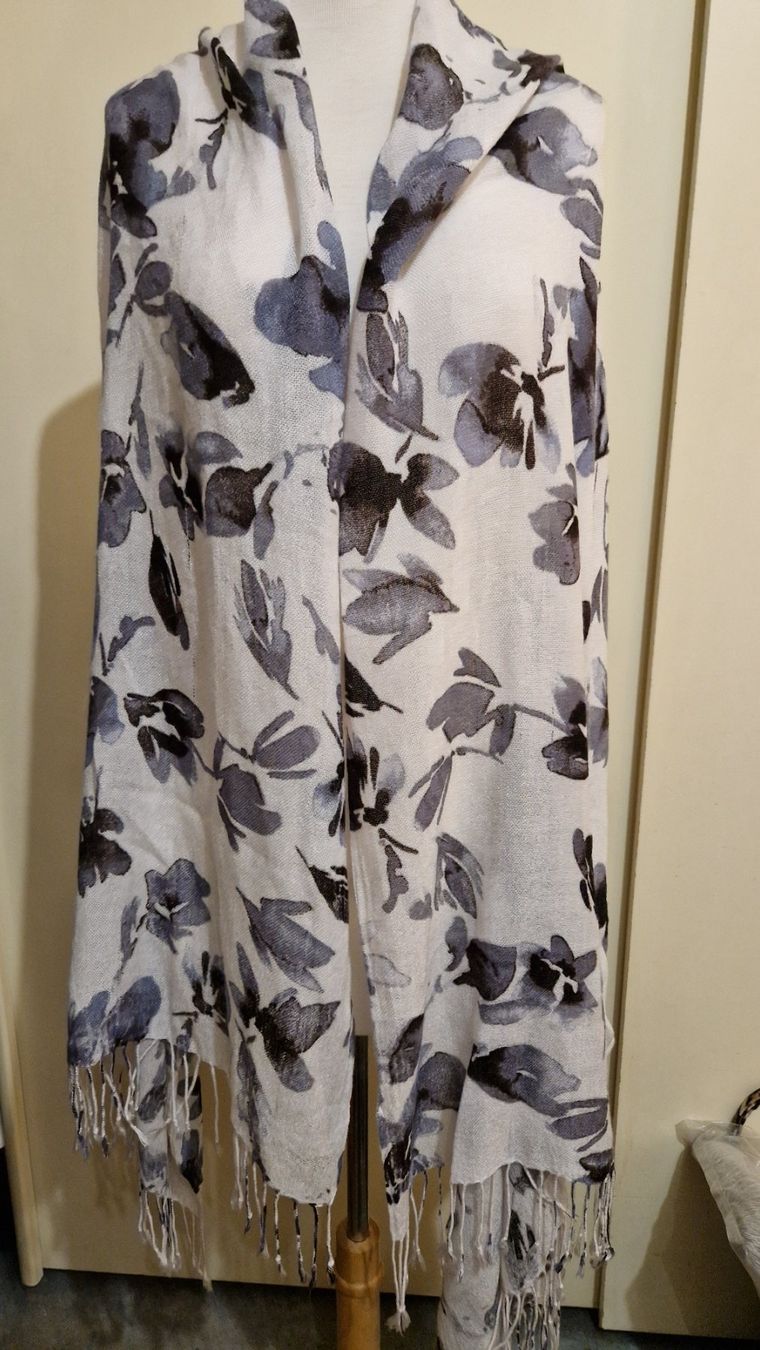 H&M Foulard & Sciarpe: Weisser Schal mit grauem Blumenmuster und Fransen – Usato da Oberengstringen venduto da Sheera7 2