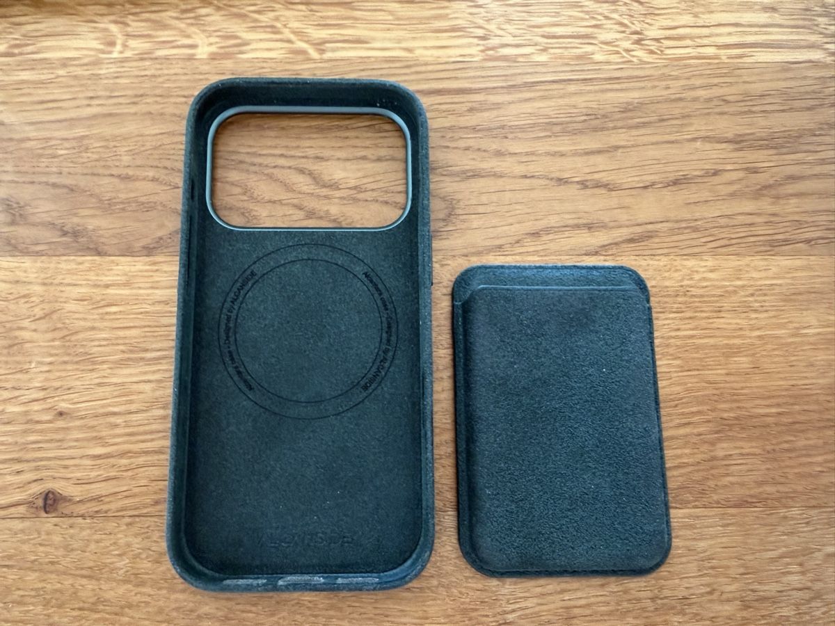 Apple Cover & Protezioni schermo: ALCANSIDE Velour - Iphone 17 Pro Hülle – Nuovo (secondo la descrizione) da Recherswil venduto da Noname1
