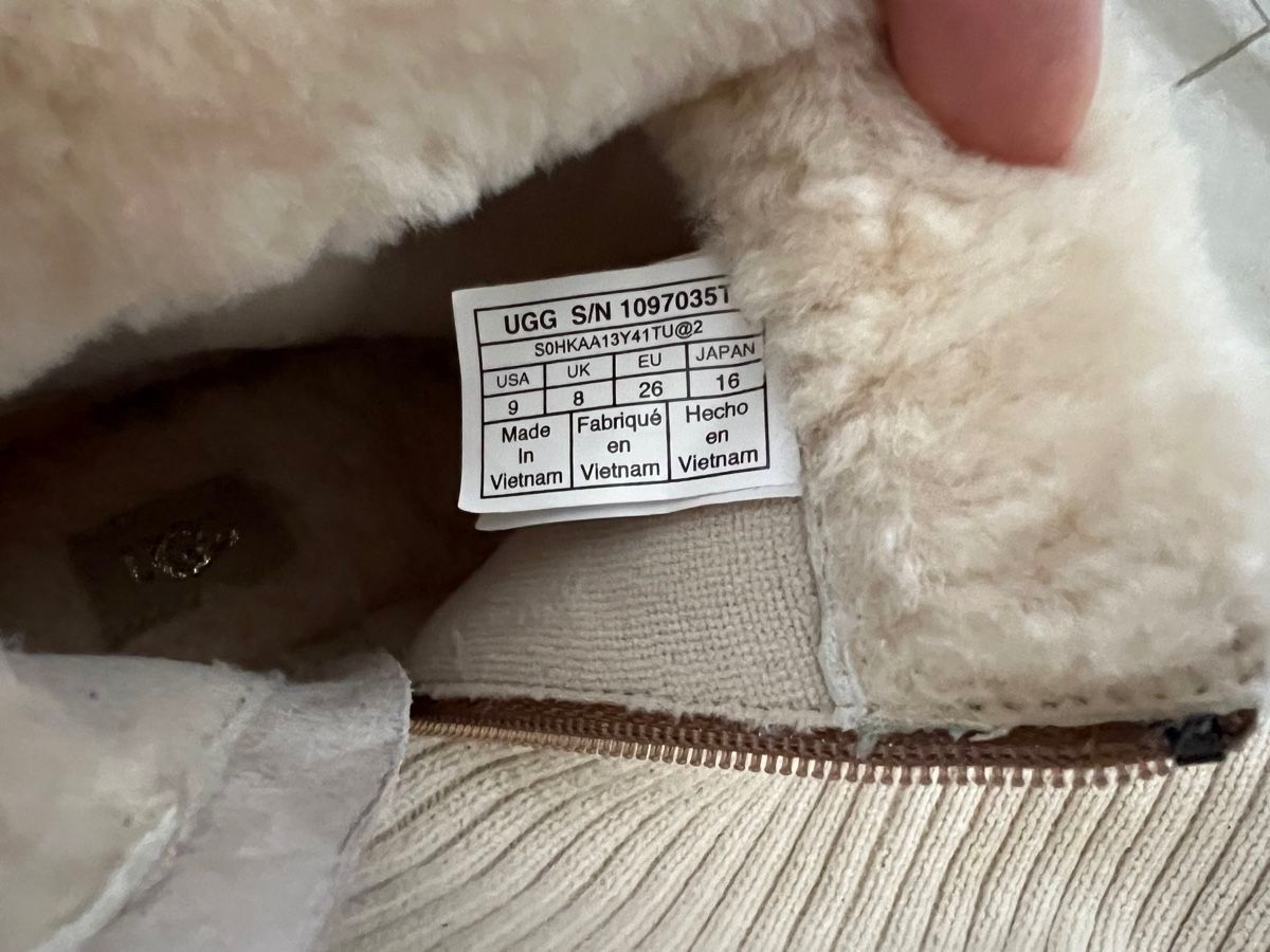 Ugg Scarpe per ragazze: Bottes UGG fourrées fille pointure 26 – Usato da Zürich venduto da Sol65 5