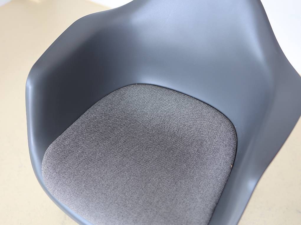 Vitra Stühle: Eames Plastic Armchair, Bürostuhl Vitra – Gebraucht aus Meinisberg von atelier_TILIJA 4