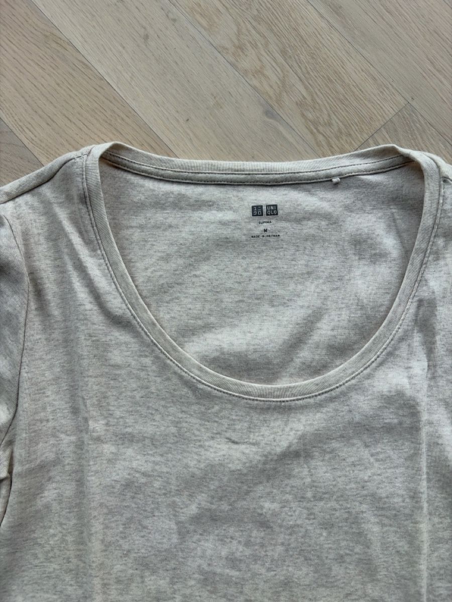 Uniqlo T-shirt: UNIQLO T-Shirt beige – Usato da Au ZH venduto da eac_gm25 1