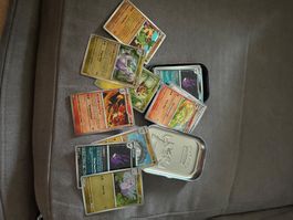 Environ 300 Cartes Pokémon