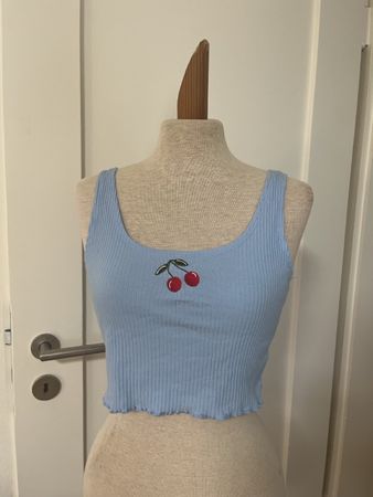 Süsses, hellblaues crop Top mit Kirschen, Grösse S