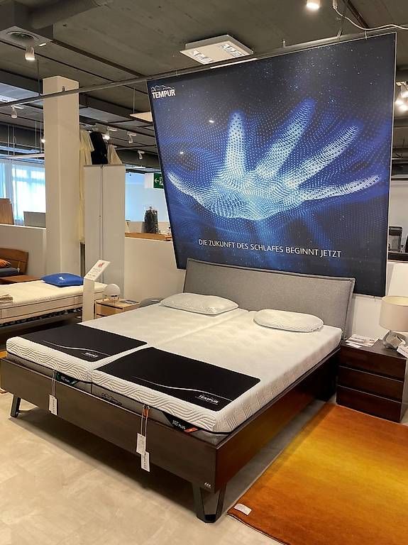 Lits: Hasena Wood-Line Bett mit Nachttisch – D'occasion à Volketswil par wirzwohnen 1