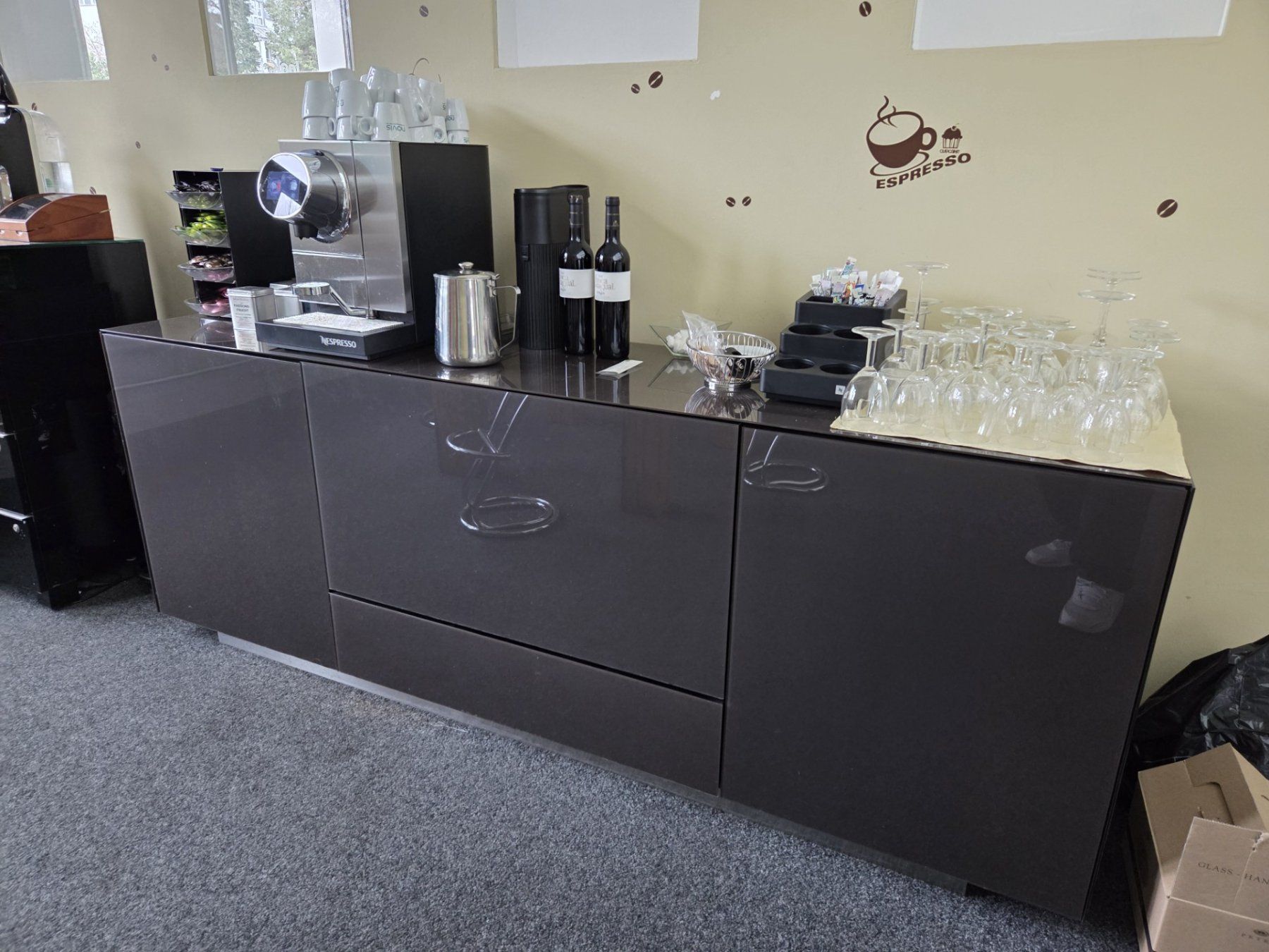 Credenze: Top Zustand: Sideboard/Buffet in Anthrazit Hochglanz. – Usato da Uster venduto da lookandlisten