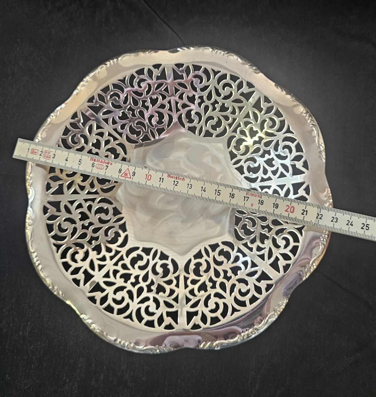 Ciotole: Silberne Schale mit Durchbruchmuster, Durchmesser 24 cm – Usato da Wangen b. Olten venduto da ErikaK06 4