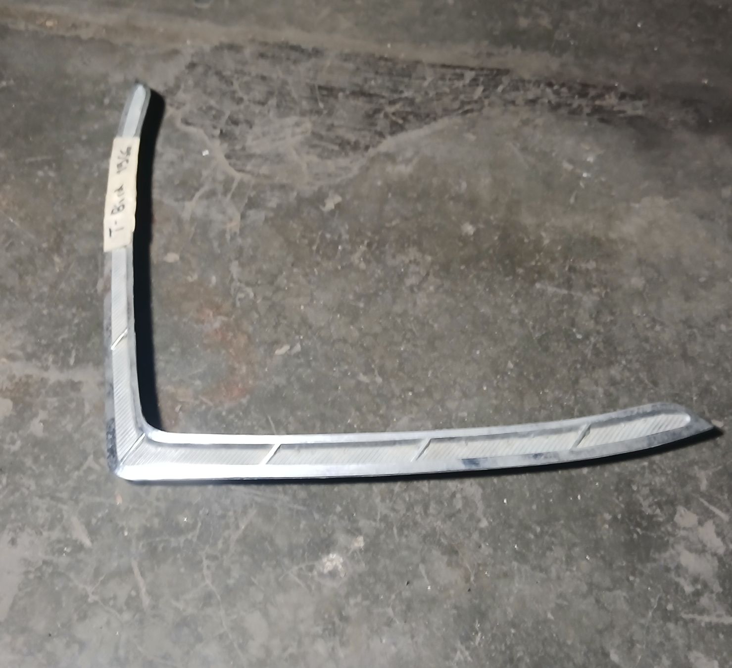 Ford Tutti pezzi di ricambio auto: Chrome de capot Ford Thunderbird 66 – Usato da la heutte venduto da Auto-stock