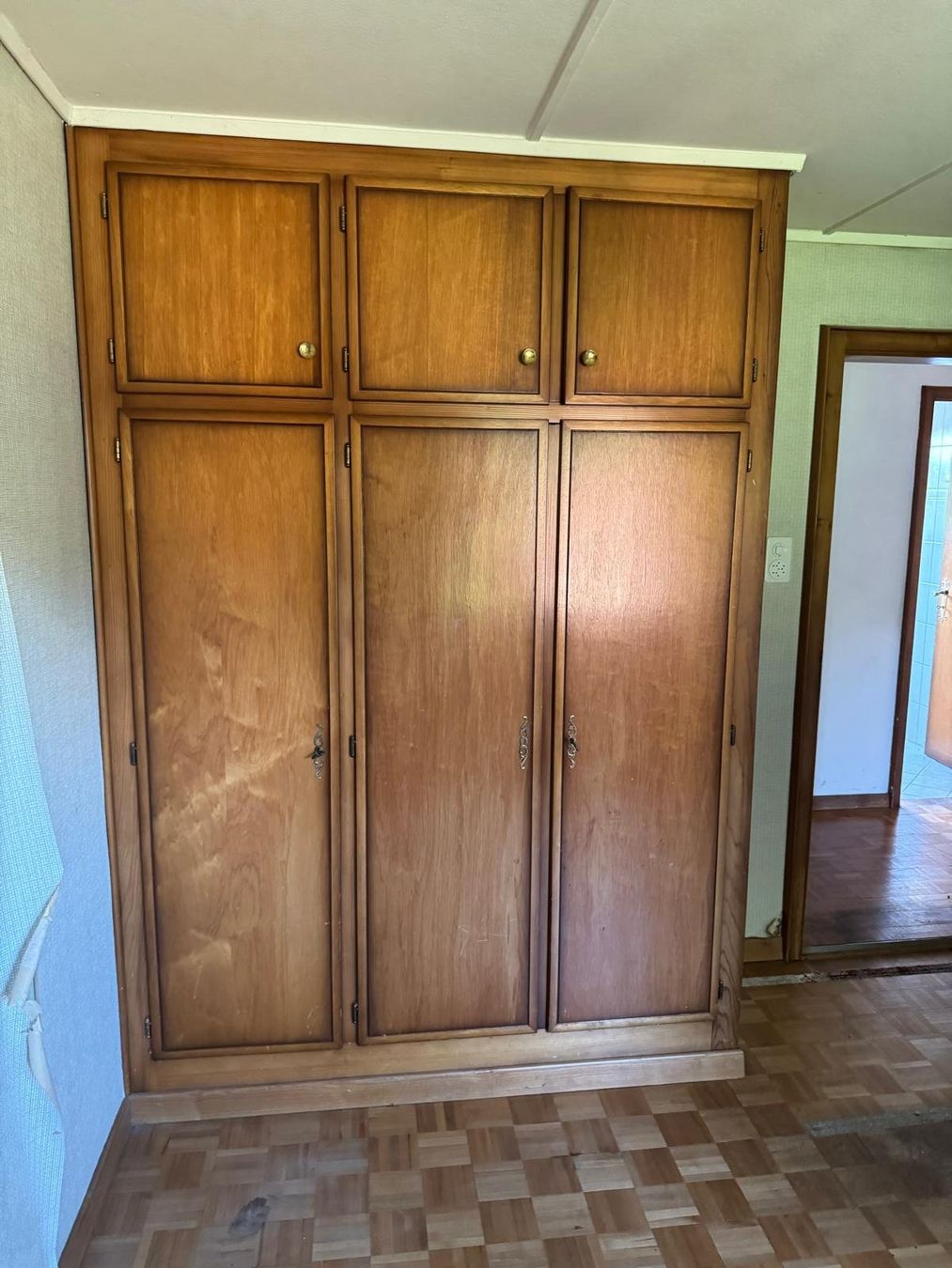 Schränke: Schrank Holz 3-türig – Gebraucht aus Untereggen von Gabriela-045