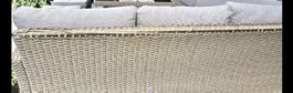 Langer Sessel mit Kissen plus 2 Hocker