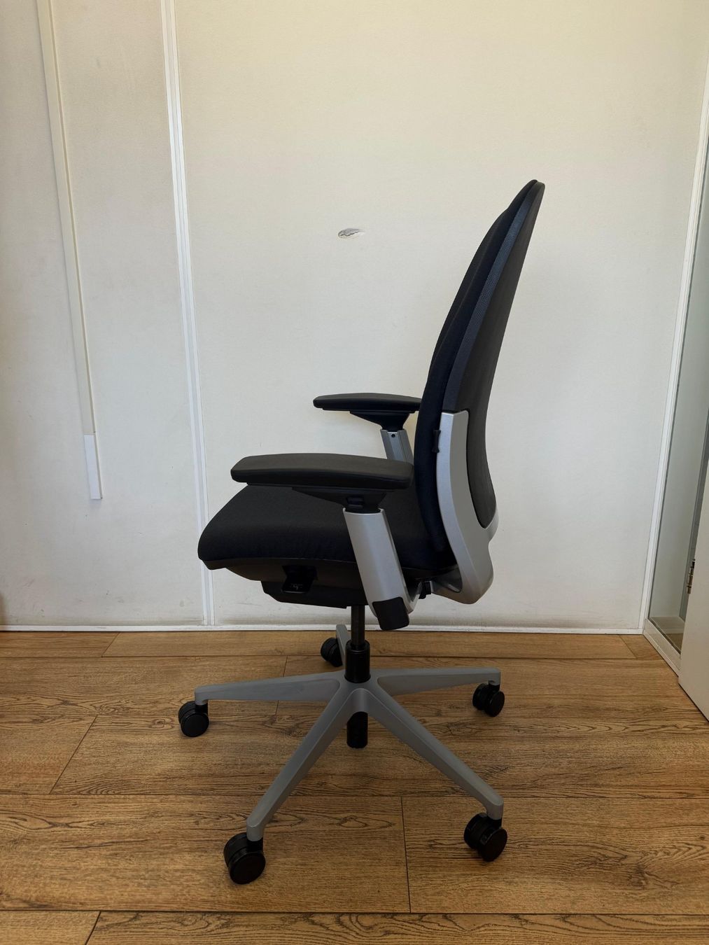 Steelcase Stühle: Steelcase Amia Grey/Black – Gebraucht aus Purmerend von Offeco 2