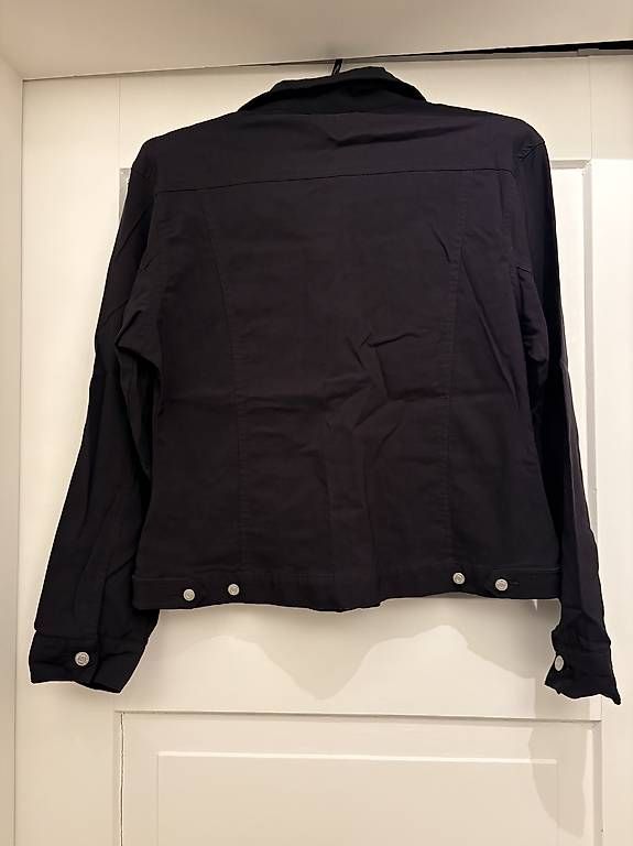 Giacche: Jeansjacke schwarz, dünnes Material – Usato da Winterthur venduto da Pluna70 1