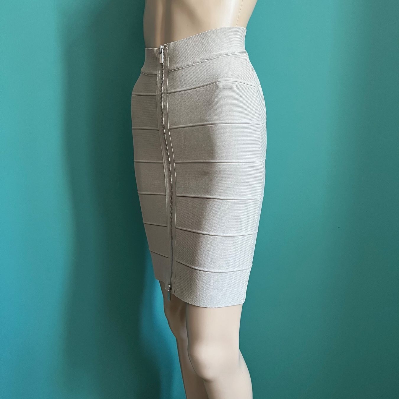 Jupes: BCBG MAX AZRIA Rock – D'occasion à Zürich par ClosetQueen 1