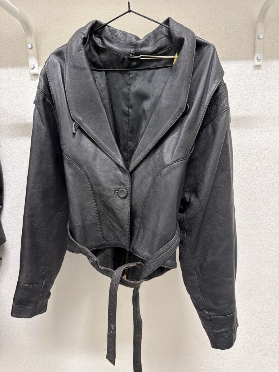 Giacche: Schwarze Vintage Lederjacke, Grösse L  – Usato da Glattbrugg venduto da Vintage94