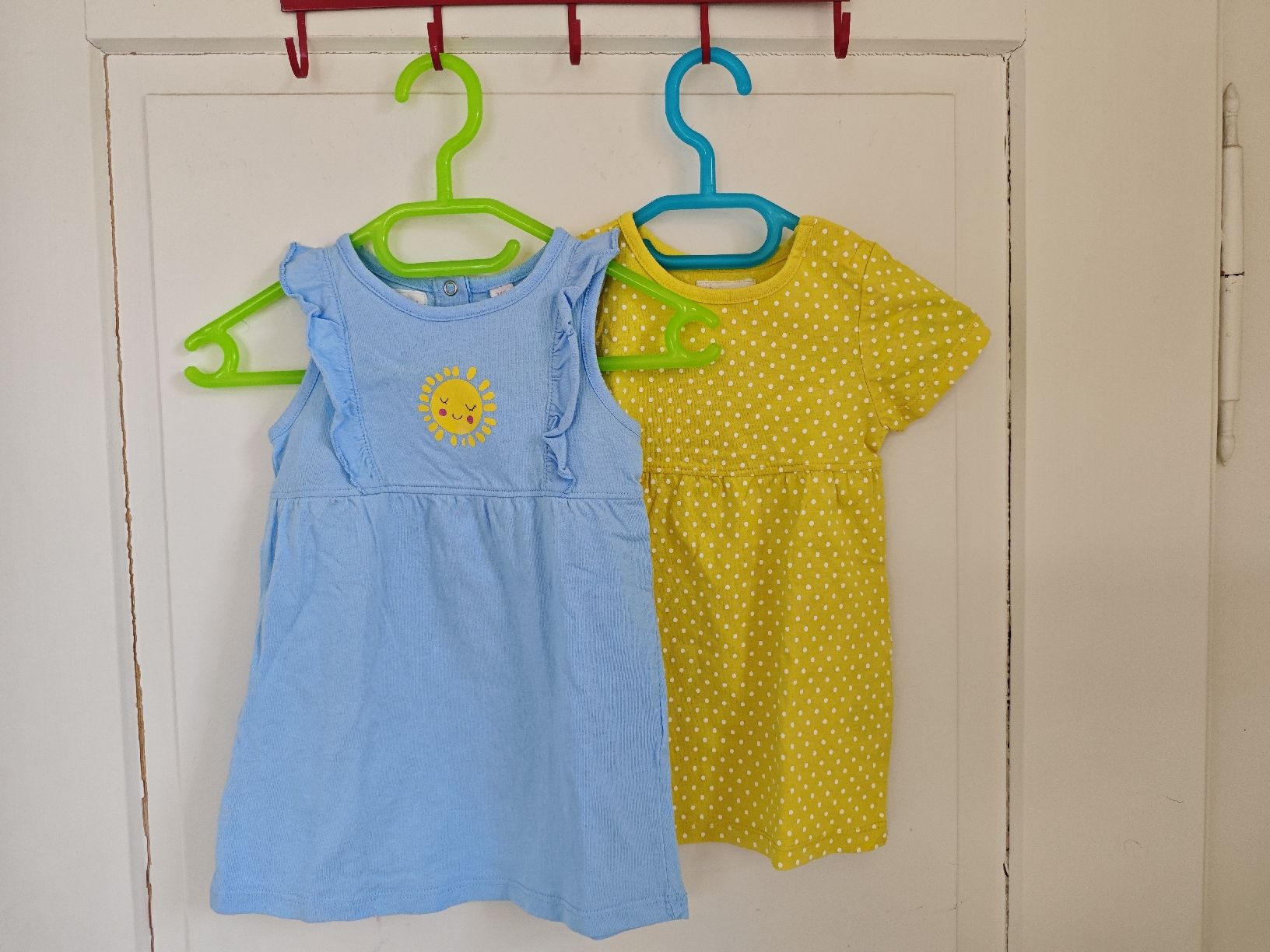 Vestiti & Gonne: Kleidchen Gr 74/80 – Usato da Winterthur venduto da Shorna