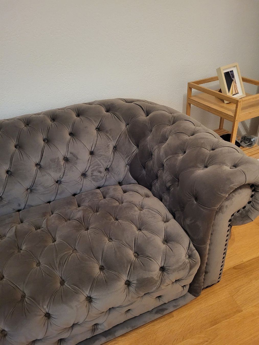 Divani: Sofa Chesterfield Samt Grau Pfister – Usato da Liebefeld venduto da Daniellson 3