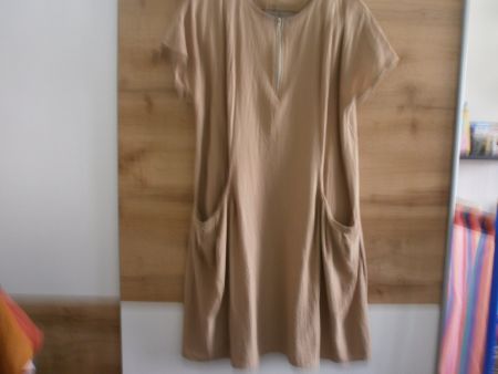 Kleid beige mit Reissverschluss und Taschen Grösse XL