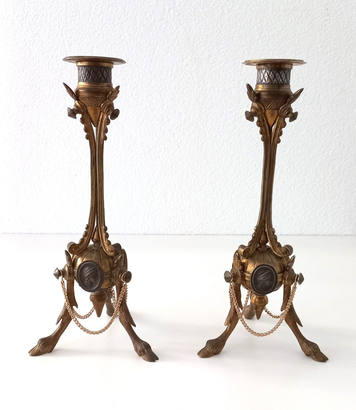 Portacandele: Paar antike Ormolu Kerzenständer mit römischen Profilen – Usato da Bévilard venduto da Orscha 2