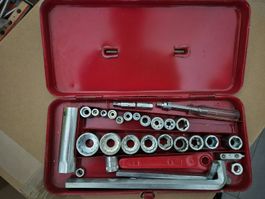 Steckschlüsselsatz im Metallkasten rot