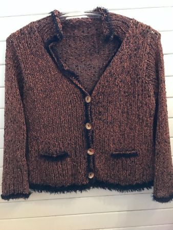 neuwertige Garn-Strickjacke mit kontrastfarbigen Abschlüssen