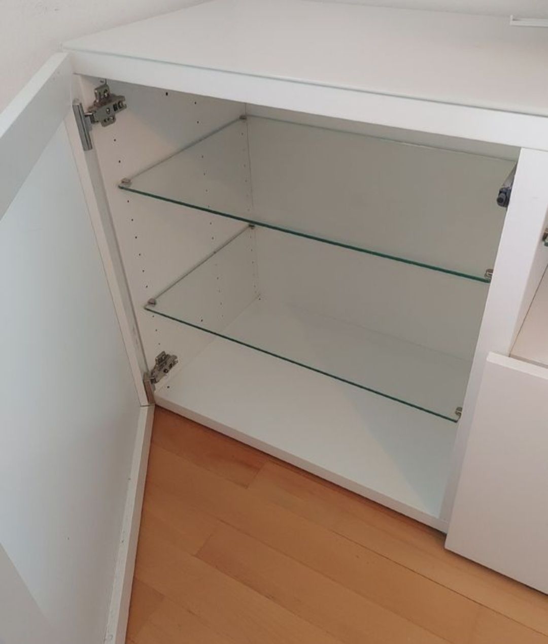 Weisses TV-Möbel Lowboard Glassvik von IKEA mit Glasböden (Gebraucht ...