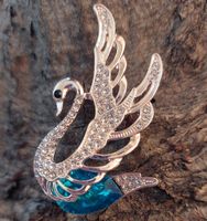 Hübsche Brosche Schwan mit Strass und Stein blau