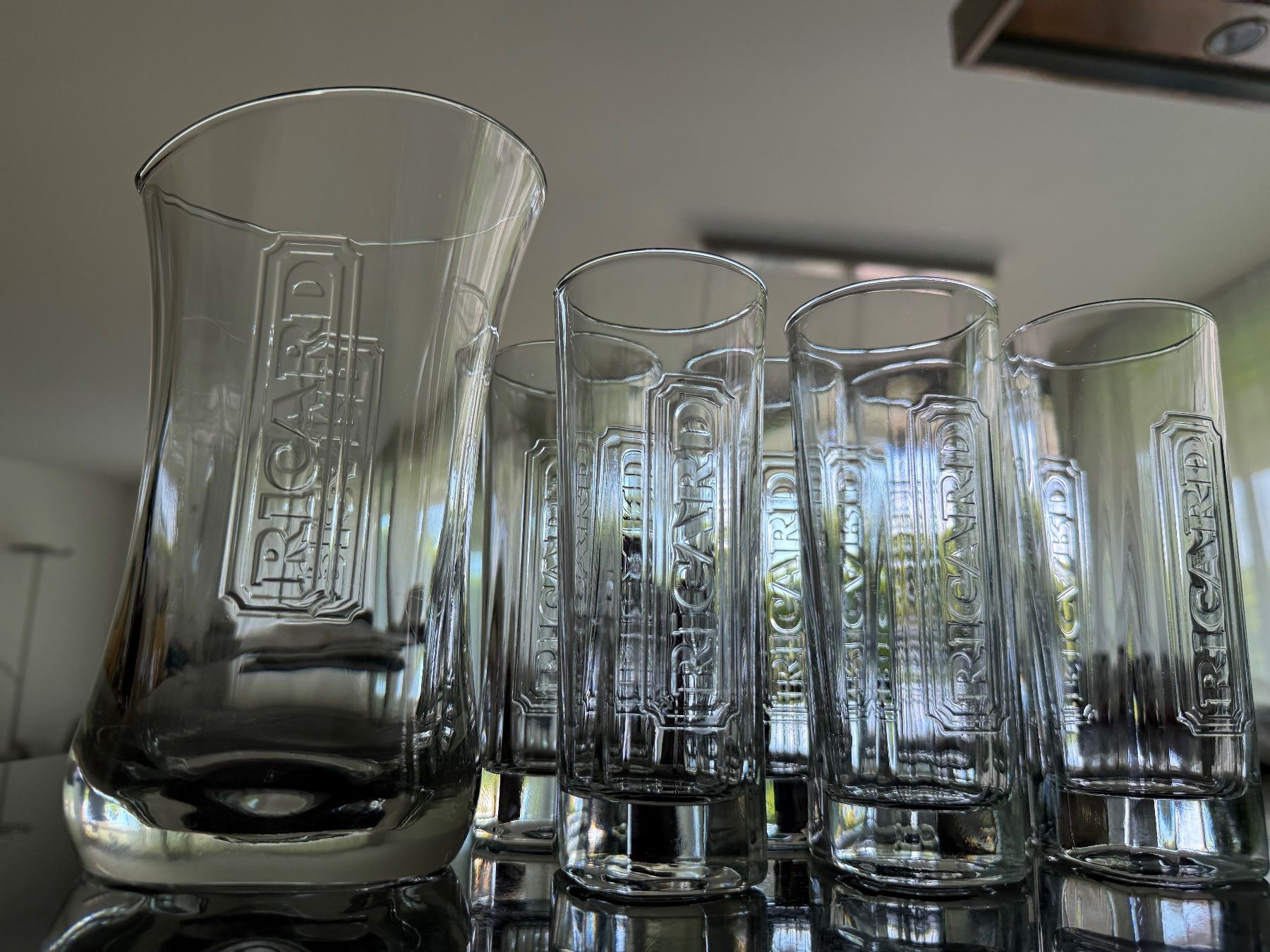 Ricard Caraffe: Ricard Pastis Glaskaraffe Set mit 6 Gläsern, Eric Barthés – Usato da Uetikon am See venduto da Surfer78