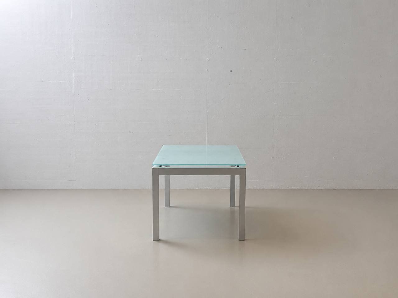 Tavoli: Moderner Glastisch mit Aluminiumgestell, 2000er Jahre – Usato da Zürich venduto da LeMoege 2