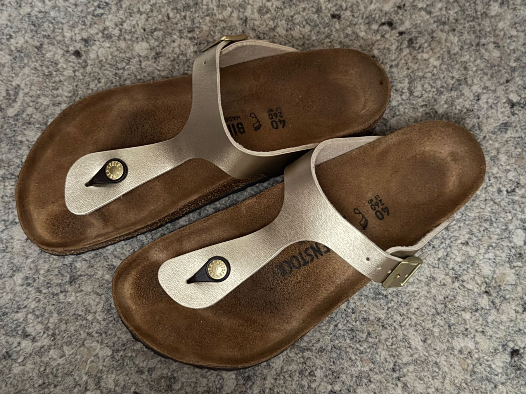 Birkenstock Chaussures femmes: Birkenstock Gizeh Gold Gr. 40 – D'occasion à Wattwil par edel88 1