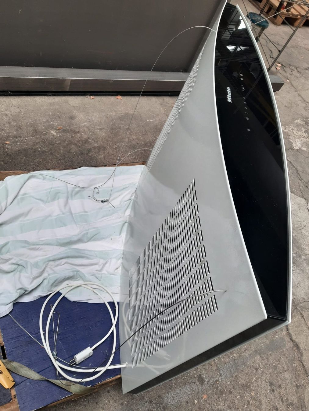 Miele Cappe di aspirazione: Dampfabzug freihängend – Usato da Liebefeld venduto da Gnews 3