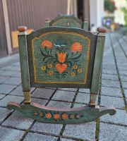 Antike Kinderwiege mit Bauernmalerei