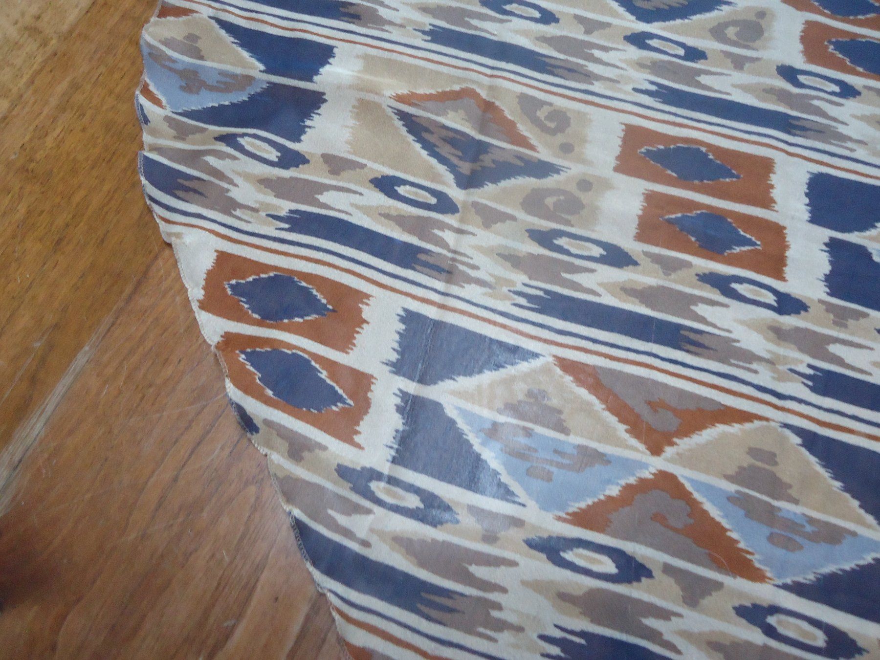 Foulard & Sciarpe: Foulard léger en forme de châle – Usato da Vessy venduto da mafabe 1
