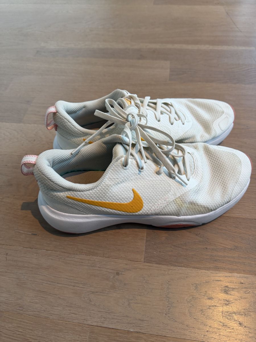 Nike Damenschuhe: Turnschuhe Nike – Gebraucht aus Ennetbaden von Evahungerb 1