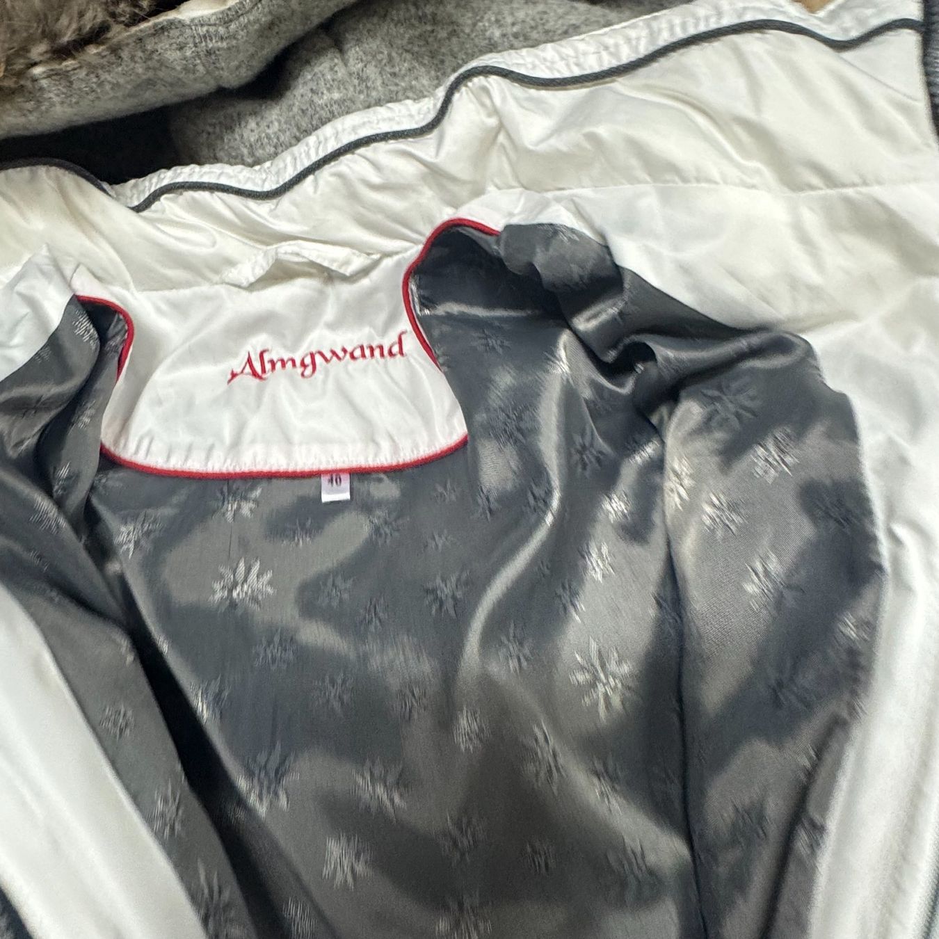 Almgwand Giacche: Almgwand white functional winter jacket warm vintage y2k – Usato da St. Gallen venduto da sourced_limited 6