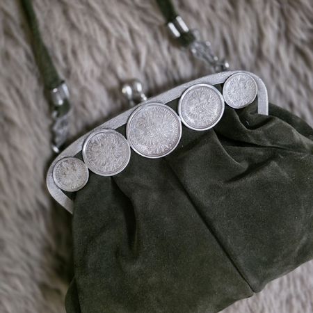 Grüne Vintage Wildledertasche mit Münzen, Handtasche.