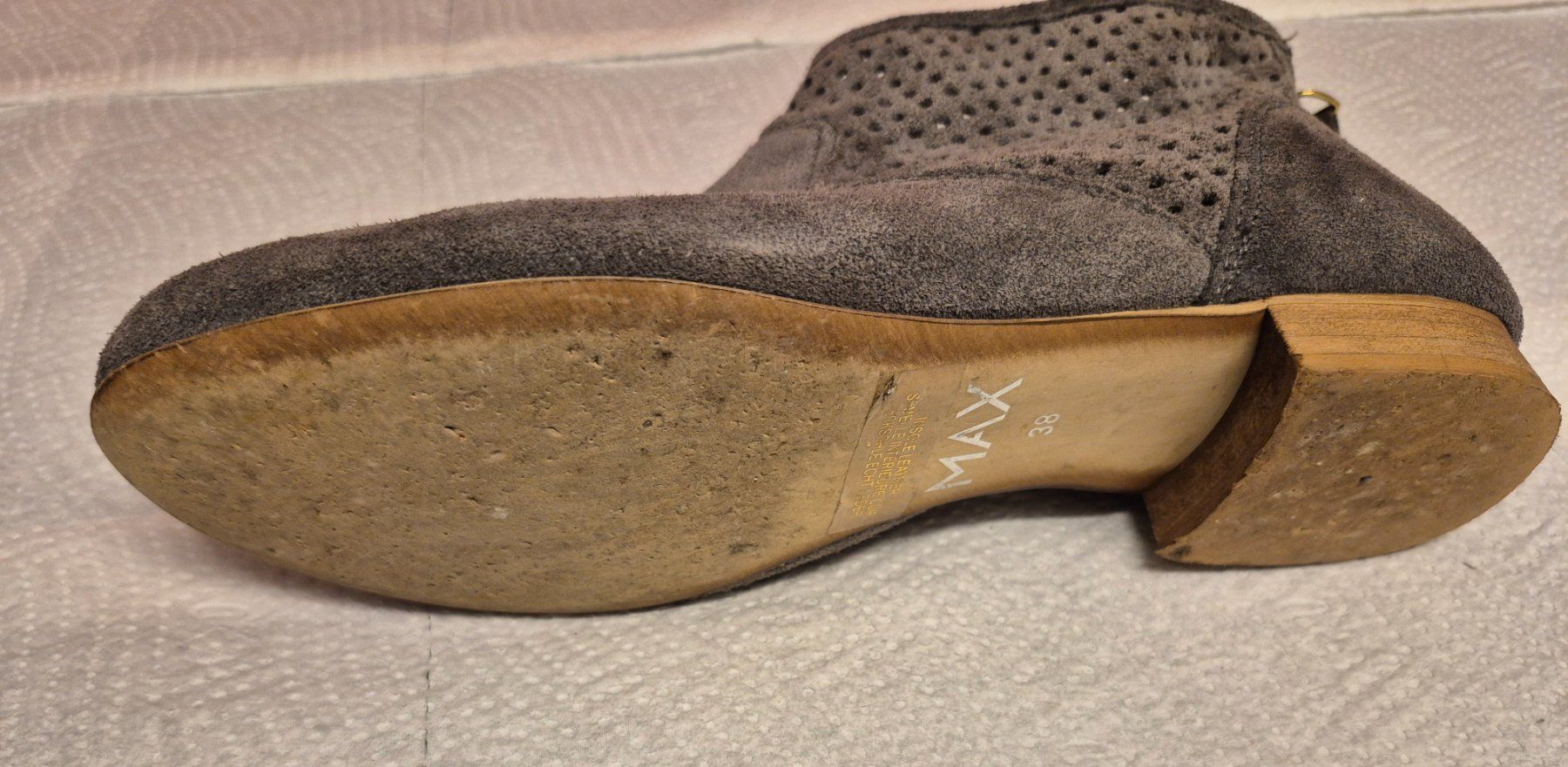 Scarpe da donna: Graue Wildleder-Stiefeletten mit Lochmuster Gr. 38 MAX – Usato da Zürich venduto da Roberto040 6