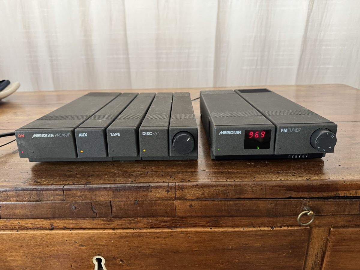 Amplificatori: Meridian Components Pre-Amp, Tuner, mit M2 Aktiv-Boxen – Usato da Küsnacht ZH venduto da Engadin_1