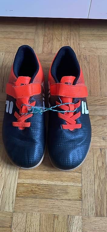 Schuhe für Jungen: Chaussures de foot indoor t 35 – Gebraucht aus Morges von louloutte788
