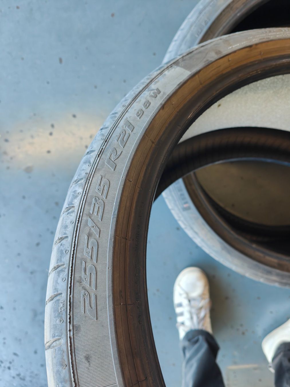 Pirelli Pneus & Kompletträder: Sommerreifen 255/35 R21 – Gebraucht aus Oberengstringen von Reifen-Lagerverkauf 1