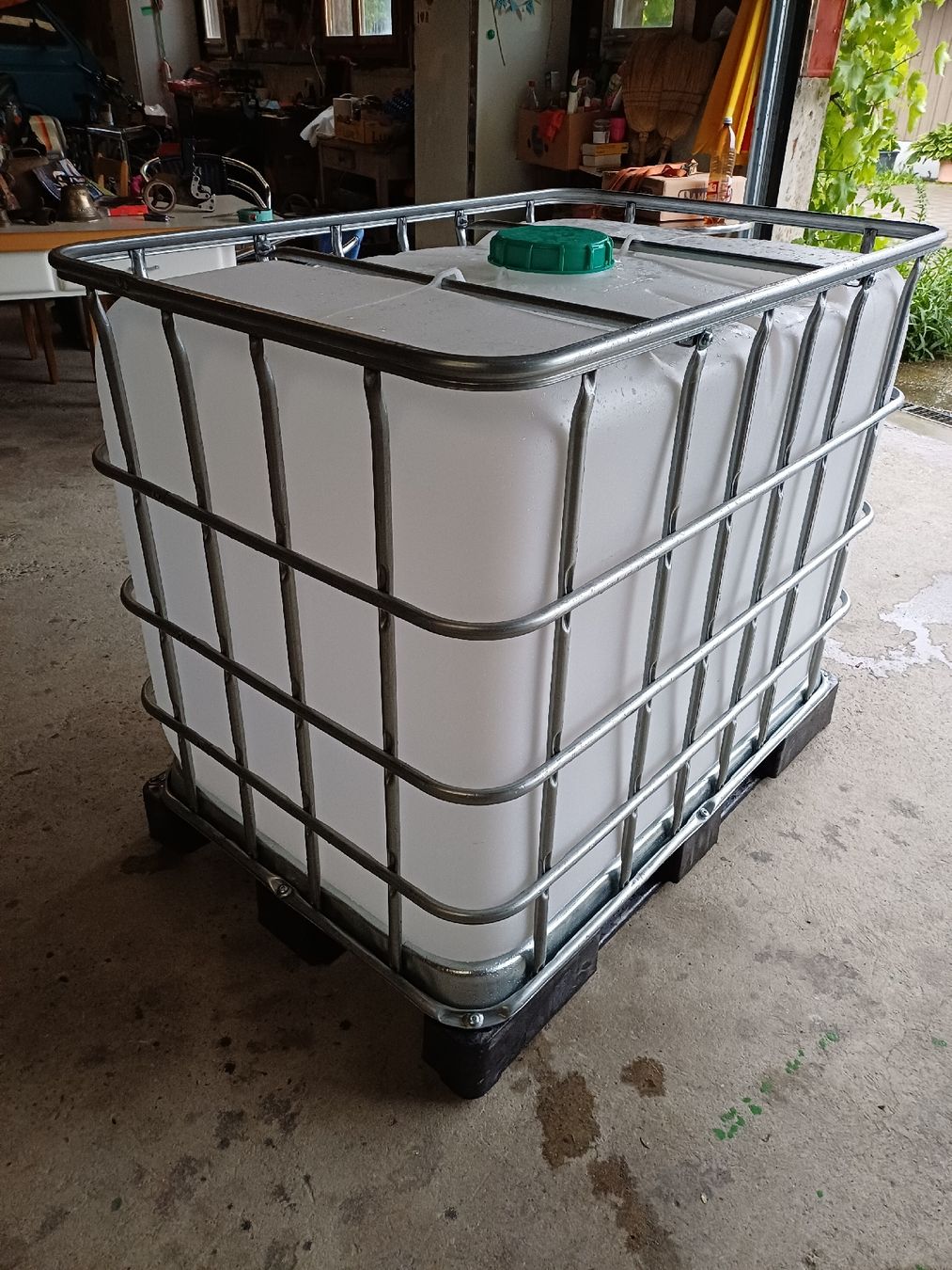 Abreuvoirs & Auges: IBC Container 600 Lt. neuwertig Zustand – Neuf (Voir description) à Zuckenriet par Res. 2