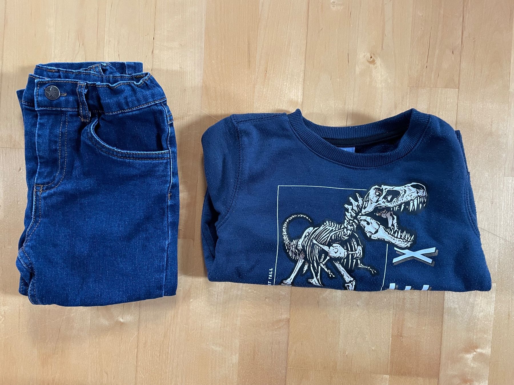 Lotti & Set di vestiti: Jeans Gr 98, Dinopullover Gr 98 – Usato da Hüntwangen venduto da fra_7nd2