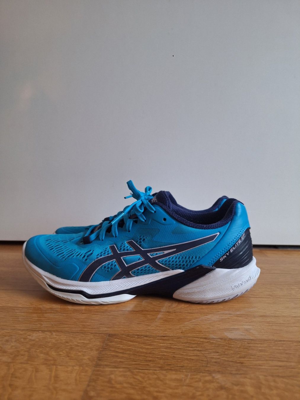 Asics Schuhe für Jungen: Hallenschuhe / Turnschuhe Asics 42 – Gebraucht aus Hünenberg See von geta77 1